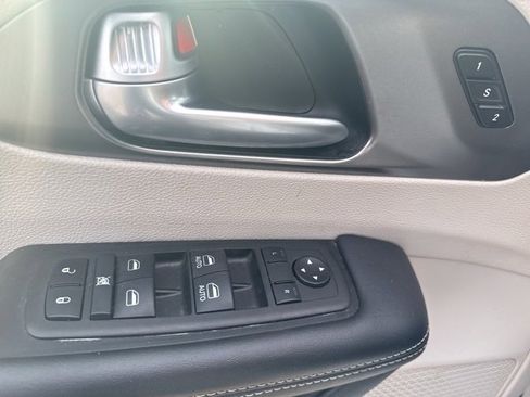 Used 2024 Chrysler Pacifica Select image 14