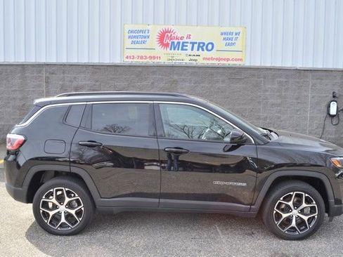 Used 2024 Jeep Compass Latitude image 9