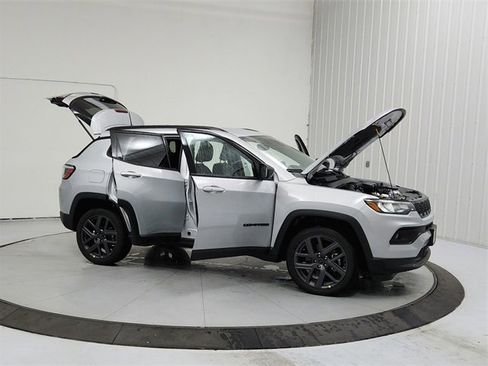 New 2026 Jeep Compass Latitude image 9