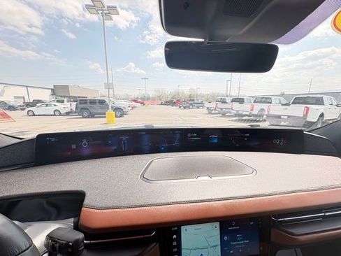 Used 2025 Lincoln Navigator Reserve image 16