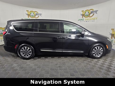 Used 2023 Chrysler Pacifica Limited FWD image 9