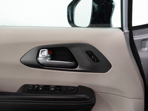 Used 2024 Chrysler Pacifica Touring-L FWD image 7