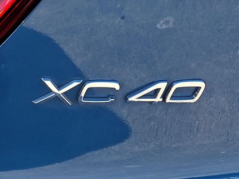 Certified 2023 Volvo XC40 B5 Plus image 29
