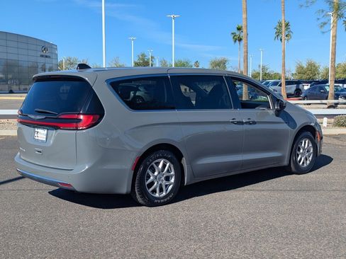 Used 2023 Chrysler Pacifica Touring-L image 5