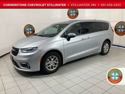 Used 2023 Chrysler Pacifica Touring-L FWD image 1
