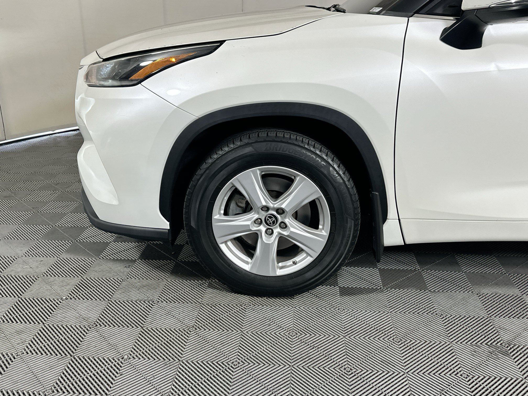 Used 2021 Toyota Highlander L AWD/4WD image 11