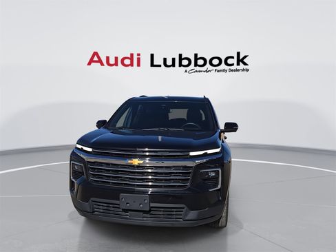 Used 2024 Chevrolet Traverse LT image 3