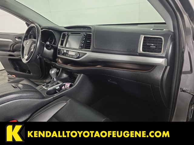 Used 2019 Toyota Highlander XLE AWD/4WD image 29