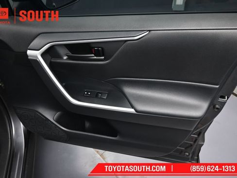 Used 2021 Toyota RAV4 LE AWD/4WD image 30