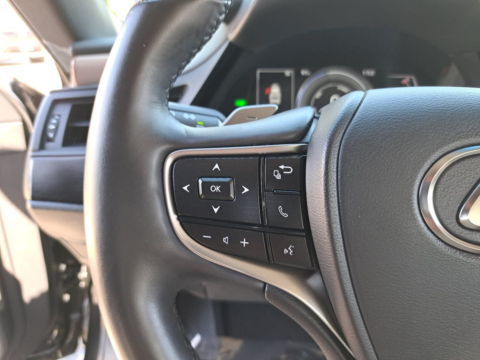 Used 2024 Lexus ES 300h w/ Premium Package FWD image 17