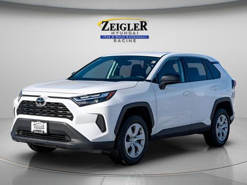 Used 2024 Toyota RAV4 LE AWD/4WD image 3