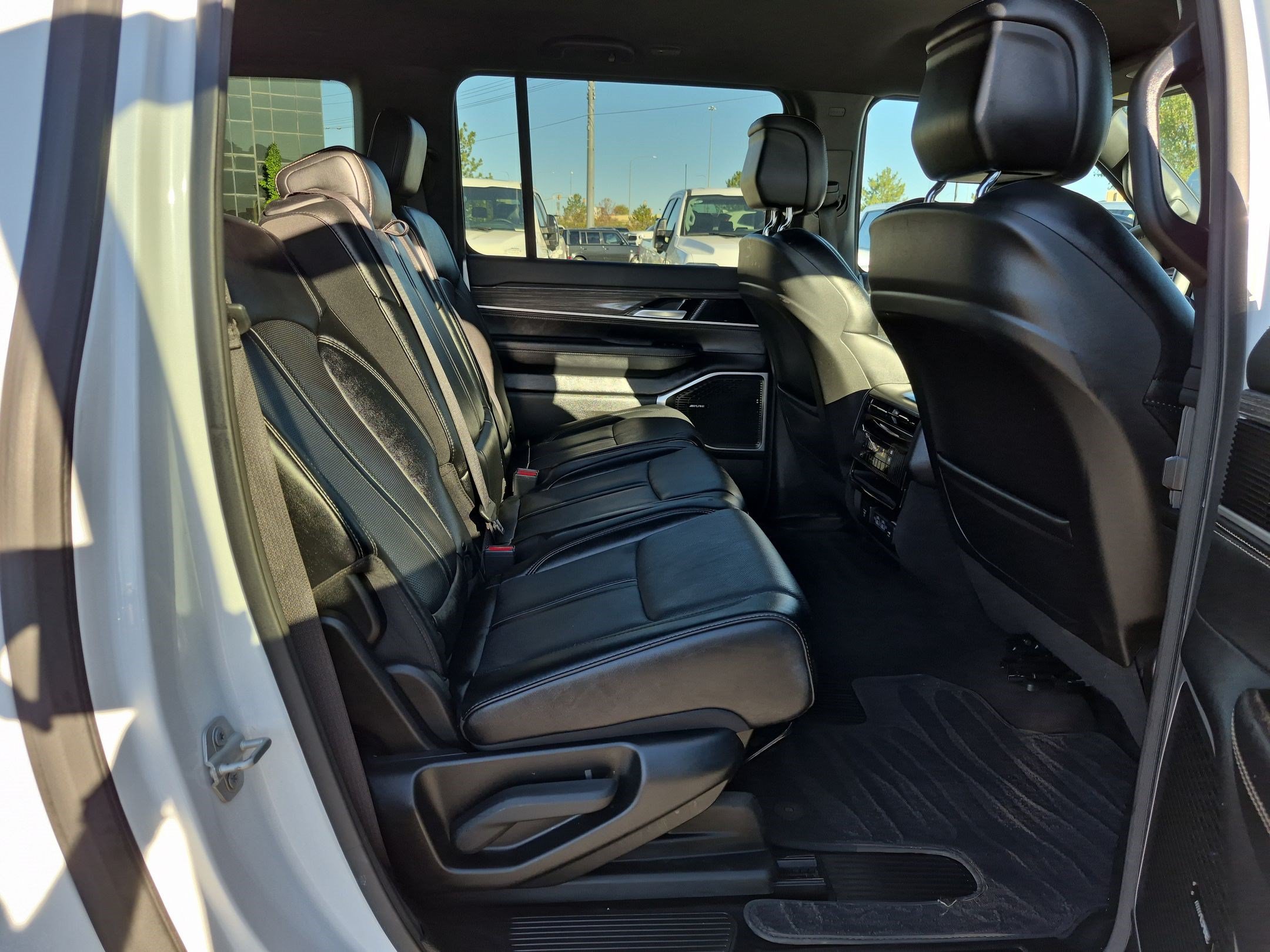 Used 2024 Jeep Wagoneer L Series II w/ Flexible Seating Group AWD/4WD image 32