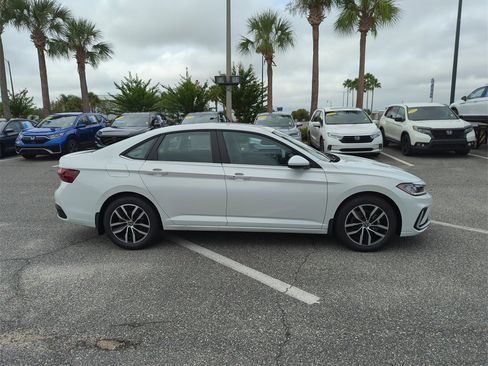 New 2025 Volkswagen Jetta SE image 3