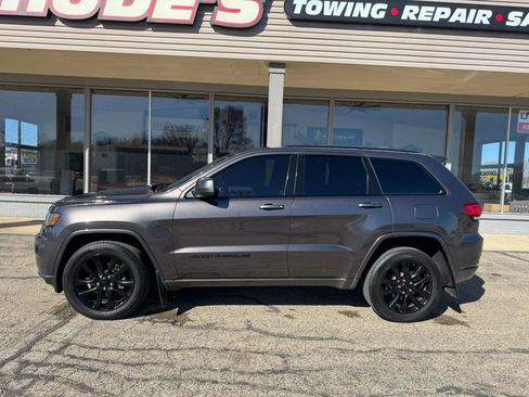 Used 2018 Jeep Grand Cherokee Altitude image 2