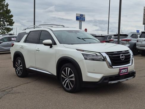 Used 2024 Nissan Pathfinder Platinum AWD/4WD image 3