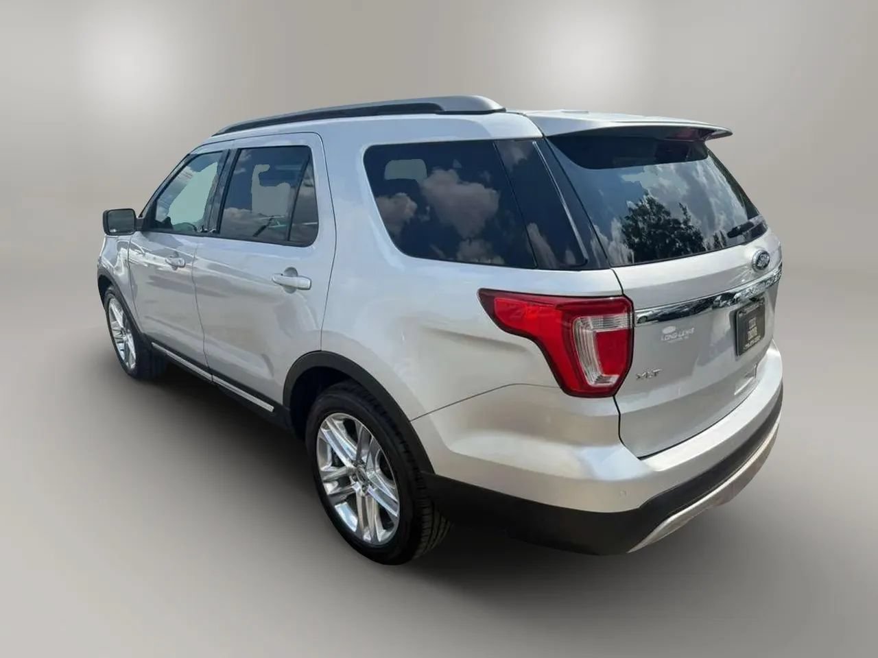 Used 2016 Ford Explorer XLT w/ Equipment Group 202A FWD image 9