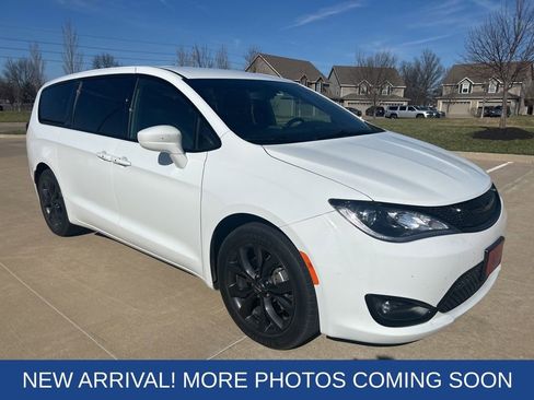 Used 2020 Chrysler Pacifica Touring w/ S Appearance Package image 3