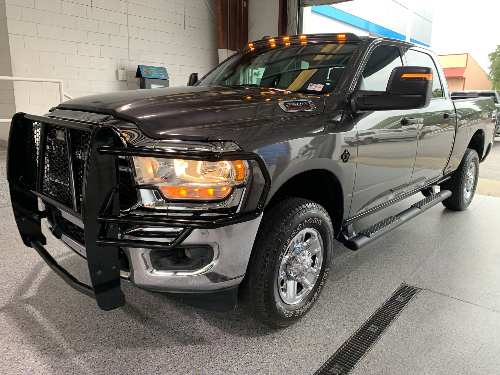 Used 2024 RAM 2500 Tradesman w/ Chrome Appearance Group AWD/4WD image 4