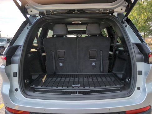 Used 2025 Jeep Grand Cherokee L Limited w/ Luxury Tech Group II RWD image 5