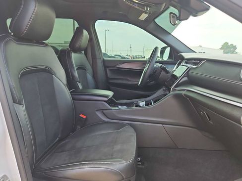 Used 2025 Jeep Grand Cherokee L Altitude AWD/4WD image 18