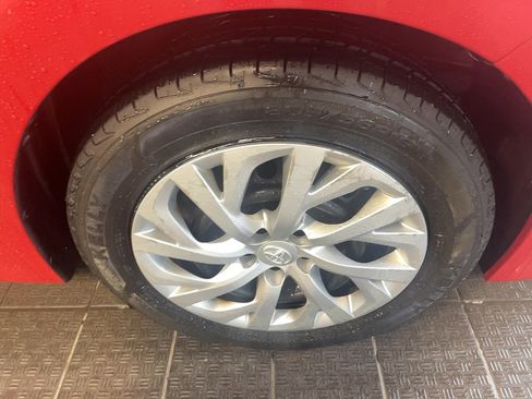 Used 2017 Toyota Corolla LE image 5