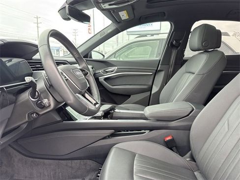 Used 2024 Audi Q8 e-tron Premium Plus w/ Premium Plus Package image 11