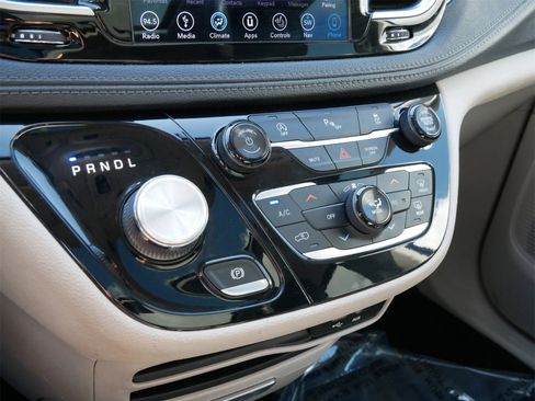 Used 2018 Chrysler Pacifica Limited image 20