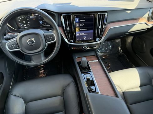 Certified 2022 Volvo S60 B5 Momentum w/ Premium Package image 11