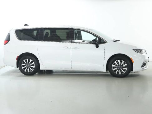 Used 2024 Chrysler Pacifica Limited FWD image 11