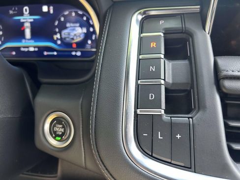 Used 2022 Chevrolet Tahoe Z71 w/ Luxury Package AWD/4WD image 17