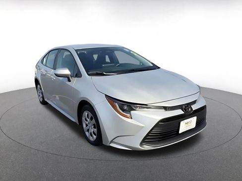 Used 2025 Toyota Corolla LE image 3