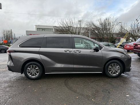 Certified 2023 Toyota Sienna XLE image 10
