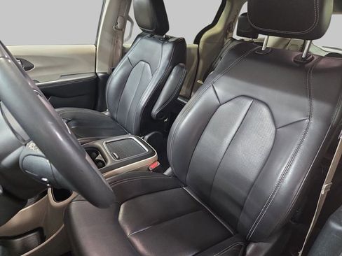Used 2023 Chrysler Pacifica Touring-L image 16