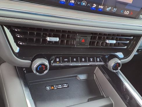 Used 2025 Chevrolet Suburban Premier image 7