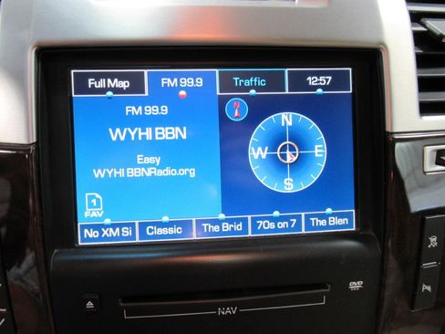 Used 2010 Cadillac Escalade Luxury AWD/4WD image 24