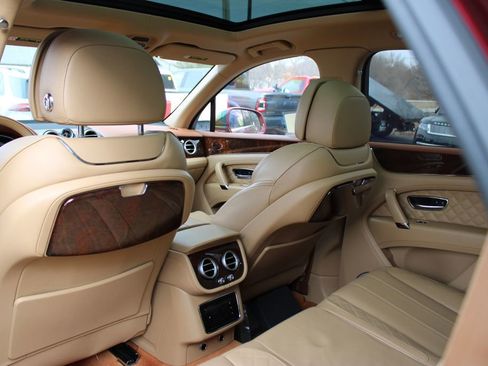Used 2018 Bentley Bentayga AWD/4WD image 18