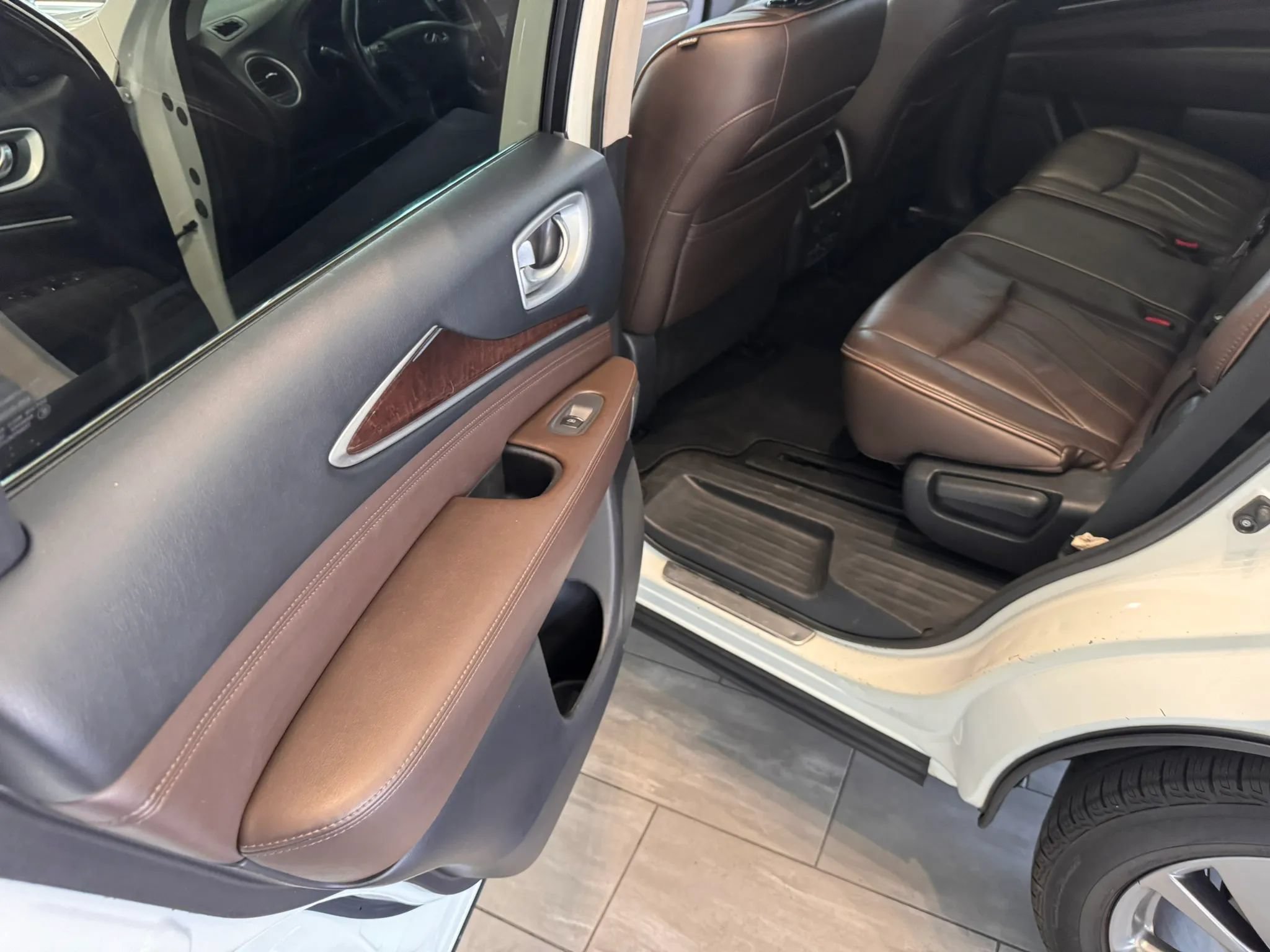 Used 2014 INFINITI QX60 FWD w/ Deluxe Touring Package image 31