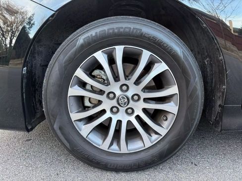 Used 2020 Toyota Sienna XLE image 12