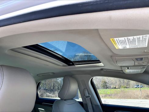 Used 2017 Ford Fusion SE w/ Fusion SE Technology Package FWD image 22