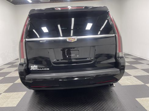 Used 2020 Cadillac Escalade Luxury image 3