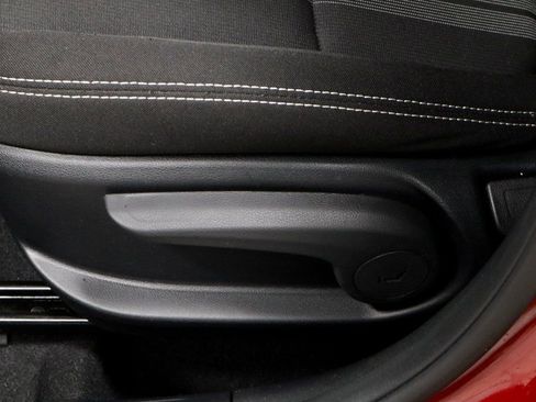 Certified 2025 Hyundai Venue SEL image 31