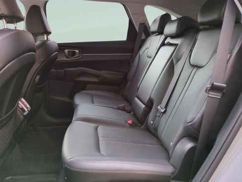 Used 2024 Kia Sorento S image 14