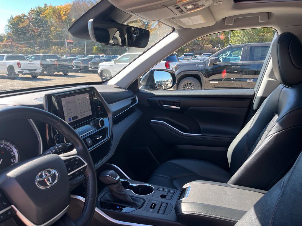 Used 2023 Toyota Highlander XLE AWD/4WD image 23