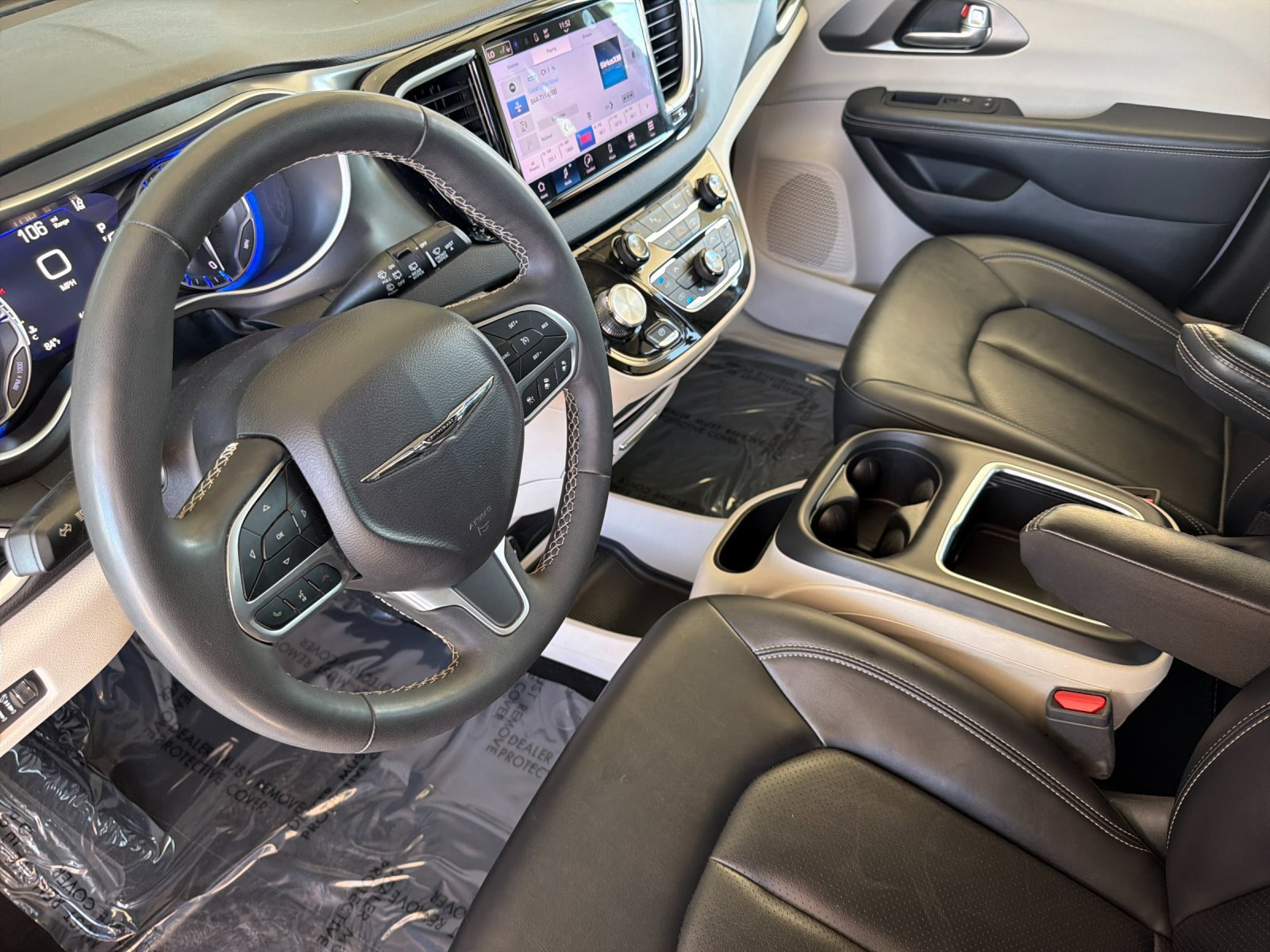 Used 2024 Chrysler Pacifica Touring-L FWD image 10