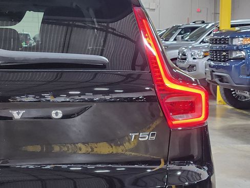 Used 2021 Volvo XC40 T5 Momentum w/ Premium Package image 22