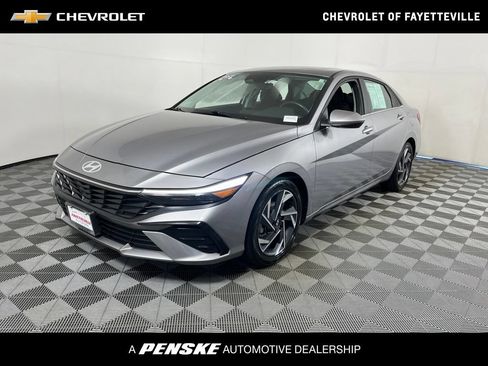 Used 2025 Hyundai Elantra SEL FWD image 1