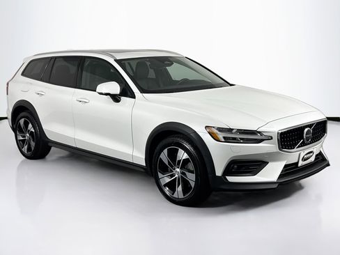 Used 2023 Volvo V60 B5 Cross Country Plus AWD/4WD image 2
