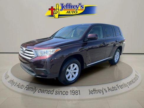 Used 2013 Toyota Highlander FWD w/ Cold Weather Pkg image 1