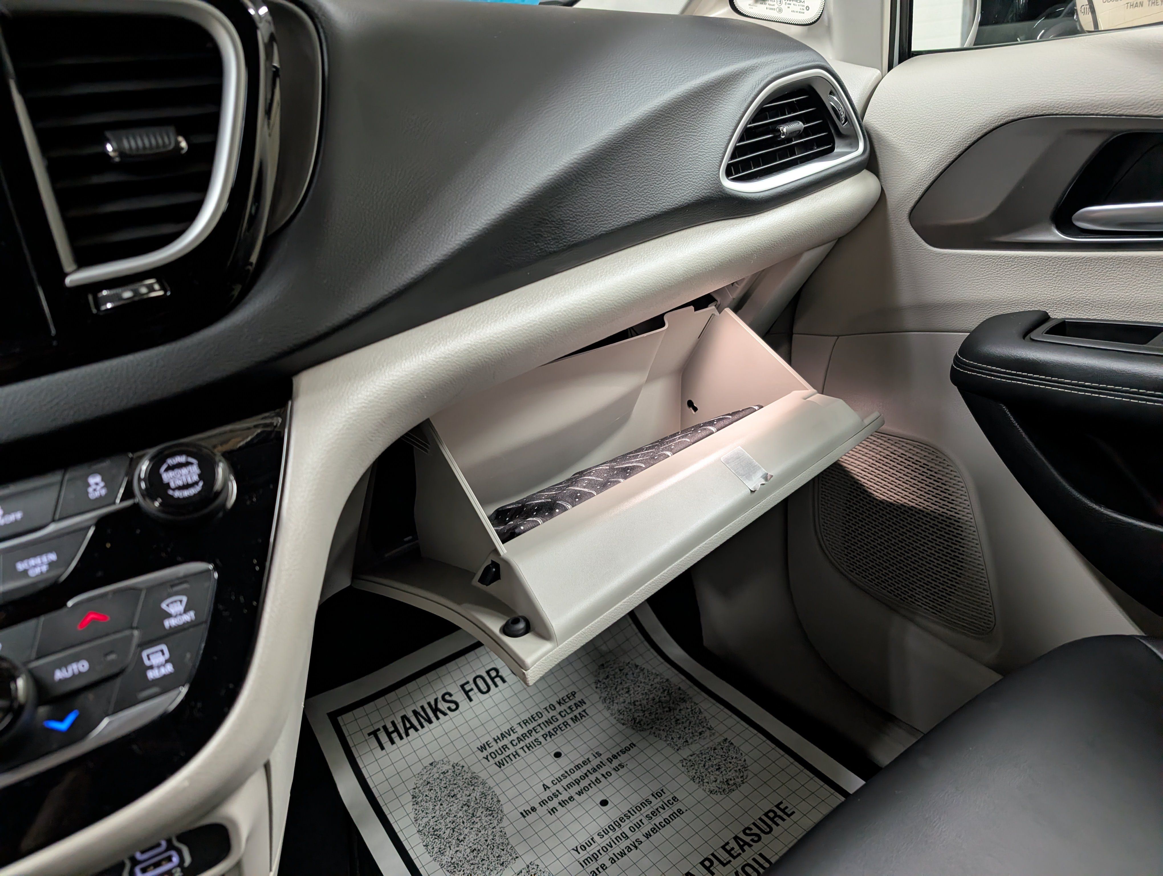 Used 2024 Chrysler Pacifica Touring-L FWD image 17