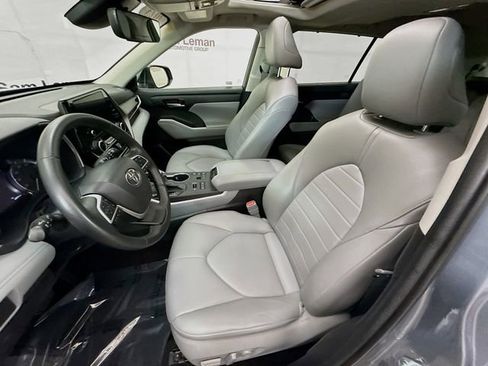 Used 2023 Toyota Highlander XLE AWD/4WD image 21